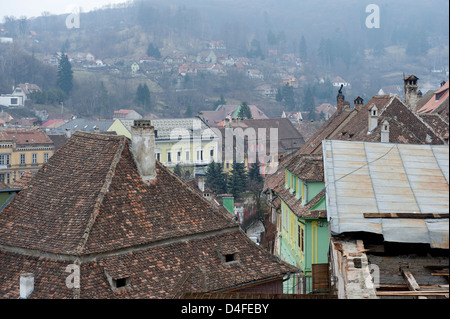 Una vista oltre la tradizionale architettura gotica nella città di Sighişoara (Sighisoara) nella regione della Transilvania di Romania Foto Stock