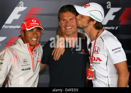 British driver di Formula Uno Jenson Button (R) di Honda baci British driver di Formula Uno David Coulthard (C) della Red Bull come British pilota di Formula Uno Lewis Hamilton (L) della McLaren Mercedes si affaccia sulla prima di una conferenza stampa presso il circuito di Silverstone in Gran Bretagna, 03 luglio 2008. Il British Grand Prix si svolgerà presso il circuito di Silverstone di Domenica, 07 luglio 2008. P Foto Stock