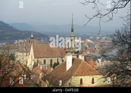 Una vista oltre la tradizionale architettura gotica nella città di Sighişoara (Sighisoara) nella regione della Transilvania di Romania Foto Stock