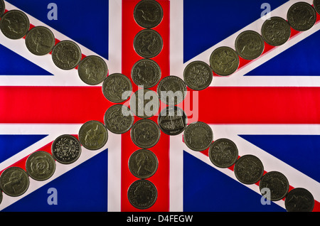 Regno Unito bandiera britannica con pattern sovrapposti di una libbra di monete Foto Stock