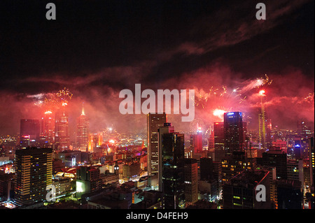 Nuovo anno fuochi d'artificio illuminano il cielo di Melbourne, la capitale dello stato australiano di Victoria. Foto Stock