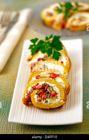 La frittata rotolo. Ricetta disponibile. Foto Stock