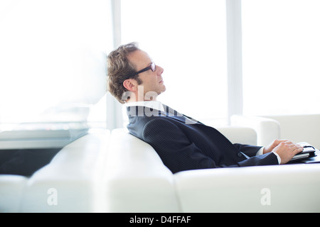 Imprenditore seduti sul divano nella lobby di office