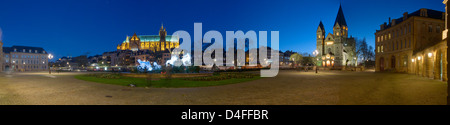 Metz Illuminee, la place de la Comédie, opera e teatro Metz, Lorena, Francia edifici, commedia del luogo vista panoramica ensemble Foto Stock