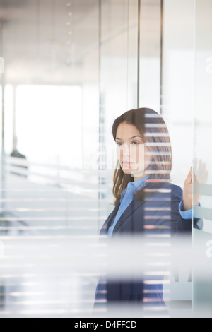 Imprenditrice in piedi nel corridoio di office Foto Stock
