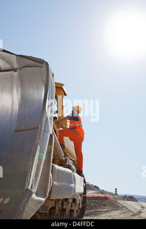 Lavoratore macchinari di arrampicata in cava Foto Stock