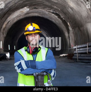 Lavoratore in piedi nel tunnel Foto Stock