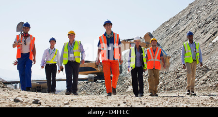 I lavoratori e la gente di affari a piedi nella cava Foto Stock