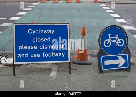 Cycleway chiuso si prega di smontare e utilizzare footway segno, Kingston upon Thames Surrey, Inghilterra Foto Stock