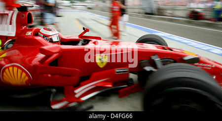 Il finlandese pilota di Formula Uno Kimi Raikkonen di Ferrari inizia dal suo pit durante una sessione di formazione in occasione del Gran Premio d'Ungheria a Budapest, Ungheria, 01 agosto 2008. Foto: Carmen Jaspersen Foto Stock