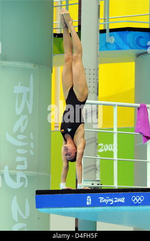 Subacqueo tedesca Annett Gamm immersioni durante una sessione di prove libere a livello nazionale Centro Aquautics prima dei Giochi Olimpici di Pechino, Pechino, Cina, 06 agosto 2008. Foto: Bernd Thissen ###dpa### Foto Stock