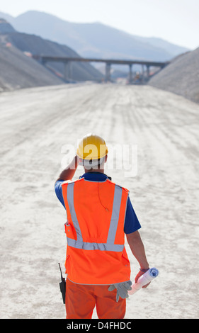 Lavoratore permanente sulla strada in cava Foto Stock