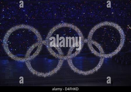Gli anelli olimpici sono tirati in aria durante la cerimonia di apertura dei Giochi Olimpici di Pechino presso il National Stadium, noto come Bird's Nest, Pechino, Cina, 08 agosto 2008. Foto: Peer Grimm ###dpa### Foto Stock