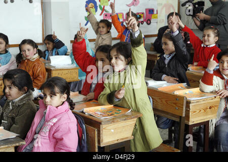 Bambini catturati in una camera di classe della ragazza scuola presso il campo profughi di Kalandia, Palestina Regione autonoma, 27 febbraio 2008. Kalandia camp è stato trovato nel 1949 undici chilometri a nord di Gerusalemme dove l'UNRWA (Ente soccorso e lavori delle Nazioni Unite per i profughi della Palestina nel Vicino Oriente) fornisce medical e accademica per la cura di alcune ragazze di 1.500 e 1.300 ragazzi del rifugio 10,759 Foto Stock