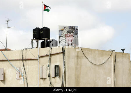 Un ritratto dell ex leader palestinese Yasser Arafat sul tetto della sua ultima residenza a Ramallah, territori autonomi palestinesi, 27 febbraio 2008. Yasser Arafat, denominato anche 'Abu Ammar', aveva servito come Presidente dell'Organizzazione per la liberazione della Palestina (OLP) per decenni e come il Presidente dell' Autorità Nazionale Palestinese (PA) prima di morire di 75 anni il 11 Novembre 200 Foto Stock