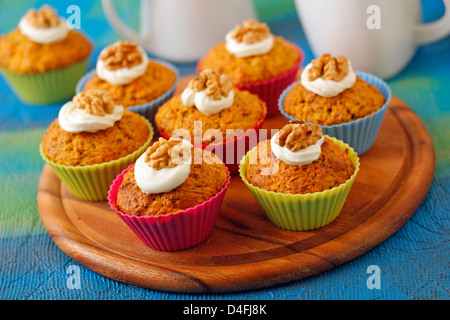 Tortine con carote e noci. Ricetta disponibile. Foto Stock