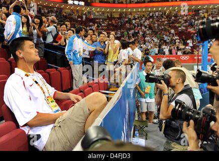 I cinesi di pallacanestro Yao Ming osservare la partita Germania contro Angola durante il turno preliminare nel menÒs basket concorrenza nell'Olympic Basket Palestra ai Giochi Olimpici di Pechino 2008, Pechino, Cina, 10 agosto 2008. Foto: Peer Grimm dpa (c) dpa - Bildfunk Foto Stock