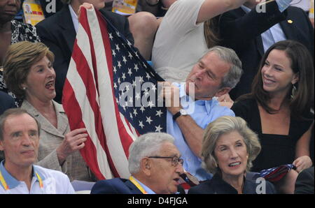 Il presidente americano George Bush, insieme con la sua moglie Laura (L) e la figlia Barbara (R), orologi nuotatore statunitense Michael Phelps sul suo modo di vincere la medaglia d'oro con un record mondiale di tempo del 4.03.84 minuti negli uomini 400 metri un medley di brani singoli durante i Giochi Olimpici di Pechino 2008 presso il National Aquatics Centre a Pechino in Cina il 10 agosto 2008. Foto: Bernd Thissen dpa (c) dpa - Bildf Foto Stock