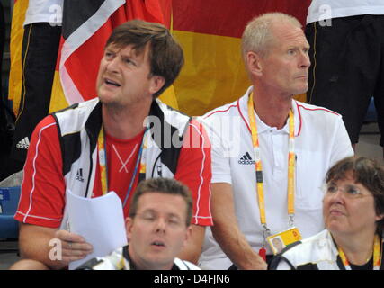 Il tedesco Coach Frank Embacher e Head-Coach Oerjan Madsen sedersi sulle tribune durante gli uomini di riscaldatori di nuoto nella National Aquatics Centre ai Giochi Olimpici di Pechino 2008, Pechino, Cina, 10 agosto 2008. Foto: Bernd Thissen dpa ###dpa### Foto Stock