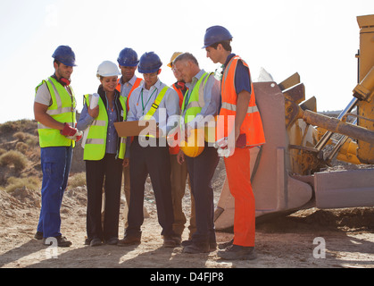 I lavoratori e la gente di affari di parlare sul sito Foto Stock