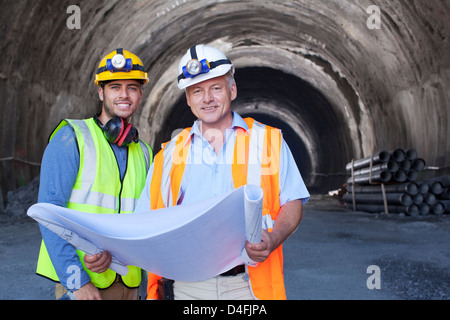 Lavoratori schemi di lettura nel tunnel Foto Stock