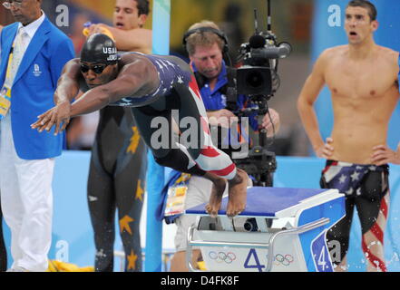 Noi nuotatore Cullen Jones compete a un uomo 4 x 100m relè freestyle record mondiale di oro 3:08.24 durante le Olimpiadi di Pechino 2008 presso il National Aquatics Centre di Pechino, Cina, 11 agosto 2008. I membri del team sono Michael Phelps, Garrett Weber-Gale, Cullen Jones e Jason Lezak.Foto: Bernd Thissen dpa ###dpa### Foto Stock