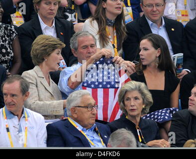 Il presidente americano George Bush, sua figlia Barbara (R) e la moglie Laura (L) guarda le finali di nuoto durante le Olimpiadi presso il National Aquatics Centre di Pechino, Cina, 10 agosto 2008. Foto: Bernd Thissen dpa (c) dpa - Bildfunk Foto Stock