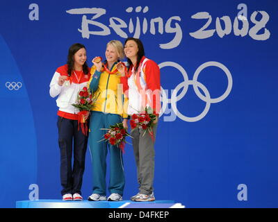 Nuotatore australiana Leisel Jones (C), US nuotatore Rebecca Soni (L) e Mirna Jukic dall Austria mostrano le loro medaglie dopo le donne 100m Rana finale nelle gare di nuoto presso le Olimpiadi del 2008 presso il National Aquatics Centre di Pechino, Cina, 12 agosto 2008. Foto: Bernd Thissen dpa (c) dpa - Bildfunk Foto Stock