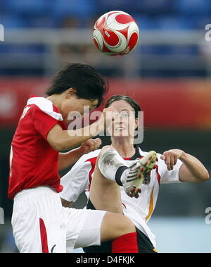 Renate Lingor (R) della Repubblica federale di Germania il sistema VIES con Ok Kim Sim della Corea del Nord (L) durante il calcio femminile Gruppo F turno preliminare corrispondono 13 tra Corea del Nord e la Germania durante i Giochi Olimpici di Pechino 2008 al Centro Olimpico Stadium di Tianjin, Cina, 12 agosto 2008. Foto: Marcus Brandt dpa ###dpa### Foto Stock