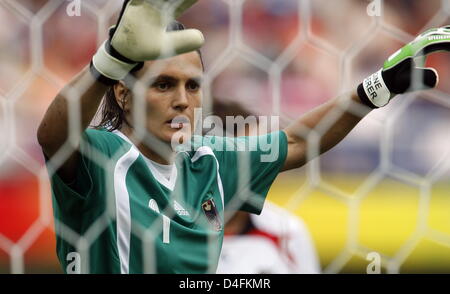 Portiere della Germania Nadine Angerer reagisce durante il calcio femminile Gruppo F turno preliminare corrispondono 13 tra Corea del Nord e la Germania durante i Giochi Olimpici di Pechino 2008 al Centro Olimpico Stadium di Tianjin, Cina, 12 agosto 2008. Foto: Marcus Brandt dpa ###dpa### Foto Stock