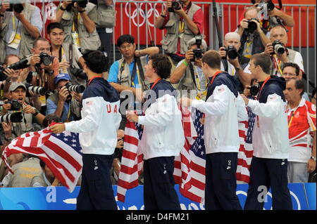 (L-R) Noi nuotatori Ricky Berens, Ryan Lochte, Peter Vanderkaay e Michael Phelps jubilates con medaglia d oro dopo aver vinto in un mondo un tempo record negli uomini 4x200m Freestyle Finale del relè durante le gare di nuoto presso le Olimpiadi del 2008 presso il Centro Acquatico Nazionale a Pechino 2008 Giochi Olimpici di Pechino, Cina, 13 agosto 2008. Foto: Bernd Thissen dpa (c) dpa - Bildfunk Foto Stock