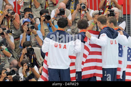 (L-R) Noi nuotatori Ricky Berens, Ryan Lochte, Peter Vanderkaay e Michael Phelps jubilates con medaglia d oro dopo aver vinto in un mondo un tempo record negli uomini 4x200m Freestyle Finale del relè durante le gare di nuoto presso le Olimpiadi del 2008 presso il Centro Acquatico Nazionale a Pechino 2008 Giochi Olimpici di Pechino, Cina, 13 agosto 2008. Foto: Bernd Thissen dpa (c) dpa - Bildfunk Foto Stock