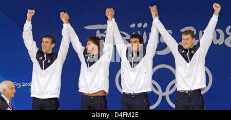 (L-R) Noi nuotatori Michael Phelps, Ryan Lochte, Ricky Berens e Peter Vanderkaay, jubilates sul podio dopo aver vinto in un mondo un tempo record negli uomini 4x200m Freestyle Finale del relè durante le gare di nuoto presso le Olimpiadi del 2008 presso il Centro Acquatico Nazionale a Pechino 2008 Giochi Olimpici di Pechino, Cina, 13 agosto 2008. Foto: Bernd Thissen dpa (c) dpa - Bildfunk Foto Stock