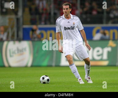 Del Real Madrid in Christoph Metzelder visto in azione durante il test match Eintracht Frankfurt vs. Real Madrid a Commerzbank-Arena stadium di Francoforte, Germania, 12 agosto 2008. La partita legata 1:1. Foto: Arne Dedert Foto Stock