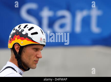 Felix Michel della Germania è visto prima di iniziare il calore di uomini del doppio Kayak slalom al Shunyi Olympic Park Rowing-Canoeing ai Giochi Olimpici di Pechino 2008, a Pechino, in Cina, 13 agosto 2008. Foto: Jens Buettner dpa ###dpa### Foto Stock