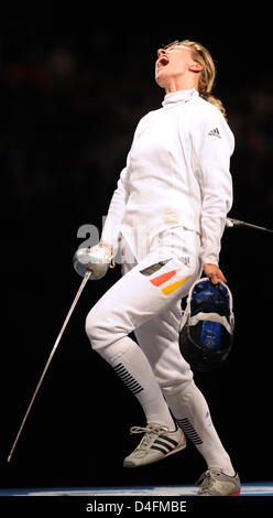 Britta Heidemann di Germania celebra dopo la sua vittoria contro Li Na (invisibile) della Cina durante le donne individuale Epee semifinale della scherma eventi nella Sala Scherma ai Giochi Olimpici di Pechino 2008, Pechino, Cina, 13 agosto 2008. Foto: Karl-Josef Hildenbrand dpa ###dpa### Foto Stock