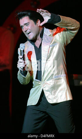 Elvis attore e cantante Grahame Patrick esegue sul palco durante la premiere di 'Elvis - Die Show' con il classico "Mystery Tour Orchestra" presso Hotel Estrel di Berlino, Germania, 13 agosto 2008. Numrous gli ospiti erano stati invitati alla mostra che ha avuto luogo nell'ambito del 'Stelle in Concerto' serie. Foto: Jens Kalaene Foto Stock