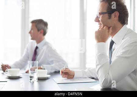Imprenditori seduti in riunione Foto Stock