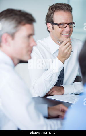 Imprenditori seduti in riunione Foto Stock