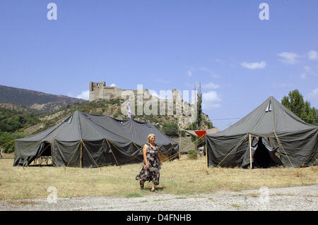 (FILE) - un rifugiato da Gori, Georgia, passeggiate nella parte anteriore del set di tende per gli sfollati in un campo nei pressi di Mtskheta, Georgia, Mercoledì, 13 agosto 2008. Il presidente russo Dimitry Medvedev ha firmato un sei-punto pace-piano mediata dall' Unione europea per risolvere la crisi nella regione del Caucaso, il Cremlino ha annunciato Sabato (16.08.2008). Foto: STEFAN KORSHAK Foto Stock