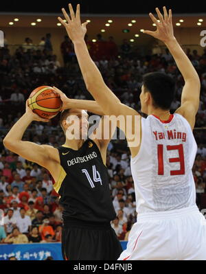 Dirk Nowitzki della Germania il sistema VIES con Yao Ming (R) durante uomini Turno preliminare Gruppo B corrispondono ai Giochi Olimpici 2008, Pechino, Cina, 16 agosto 2008. Foto: Peer Grimm dpa ###dpa### Foto Stock