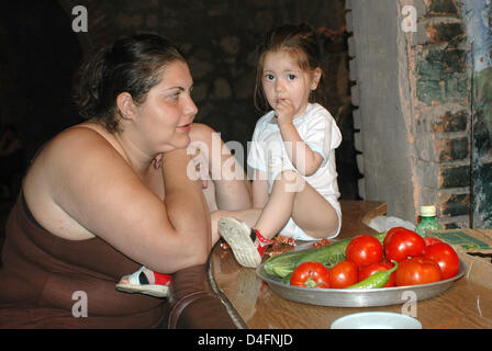 (FILE) - Un rifugiato georgiano e un bambino seduto a un sfollati center di Mtskheta, Georgia, Mercoledì, 13 agosto 2008. Il presidente russo Dimitry Medvedev ha firmato un sei-punto pace-piano mediata dall' Unione europea per risolvere la crisi nella regione del Caucaso, il Cremlino ha annunciato Sabato (16.08.2008). Foto: STEFAN KORSHAK Foto Stock