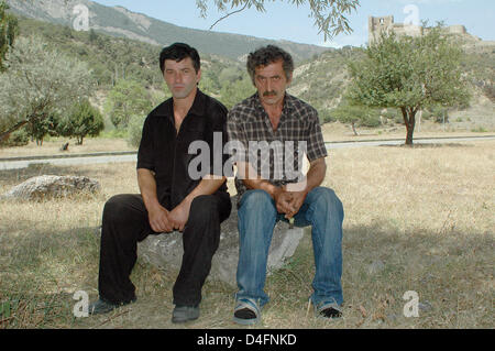 (FILE) - etnica Ossezi Timuras Margiev (L) e il cognato etnica Vissarion georgiano Dzhimurladze (R) visto a sfollati camp di Mtskheta, Georgia, Mercoledì, 13 agosto 2008. Il presidente russo Dimitry Medvedev ha firmato un sei-punto pace-piano mediata dall' Unione europea per risolvere la crisi nella regione del Caucaso, il Cremlino ha annunciato Sabato (16.08.2008). Foto: STEFAN Foto Stock