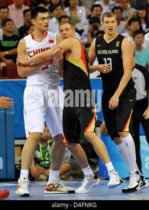 Yao Ming (L) della Cina il sistema VIES con Dirk Nowitzki (C) e Patrick Femerling della Germania durante il basket menÒs turno preliminare match tra Cina e Germania ai Giochi Olimpici di Pechino 2008, Pechino, Cina, 16 agosto 2008. Foto: Peer Grimm dpa ###dpa### Foto Stock