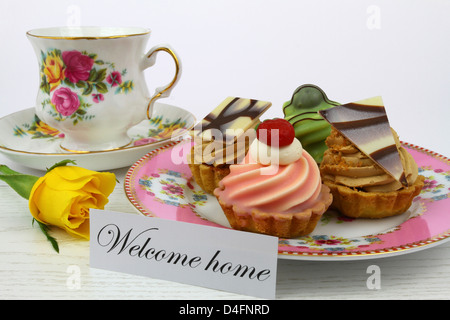 Lussuoso petit fours con welcome home nota Foto Stock