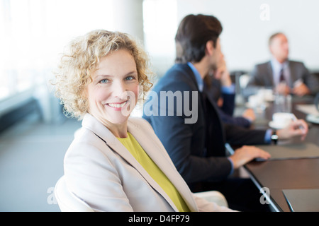 Imprenditrice sorridente in riunione Foto Stock