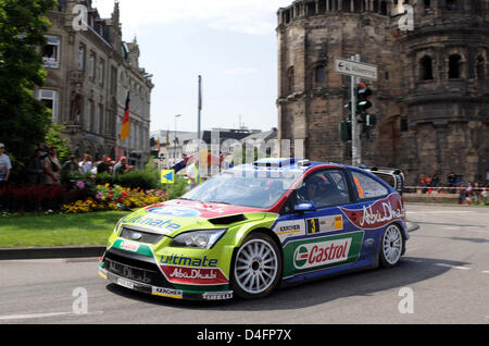 Rallye finlandese driver Mikko Hirvonen e Jarmo Lehtinen nel loro Ford Focus WRC durante la fase speciale di 'Circo Massimo' ride passato città romana Porta Nigra a Treviri, Germania, 17 agosto 2008. Foto: HARALD TITTEL Foto Stock