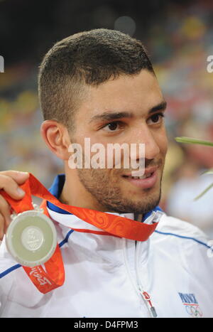 Medaglia di argento Mahiedine Mekhissi-B. dalla Francia festeggia con le sue medaglie durante la premiazione per gli Uomini 3000m Siepi Final durante i Giochi Olimpici di Pechino 2008 a Pechino, in Cina, il 18 agosto 2008. Foto: Bernd Thissen dpa ###dpa### Foto Stock