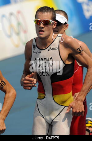Jan Frodeno dalla Germania viene eseguito in uomini evento Triathlon ai Giochi Olimpici di Pechino 2008, Pechino, Cina, 19 agosto 2008. Foto: Bernd Thissen dpa (c) dpa - Bildfunk Foto Stock