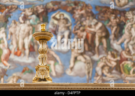 Città del Vaticano, Roma, Italia, 8 marzo, 2013. Un candelabro d'oro nella Cappella Sistina. La cappella è stata dipinta da Michelangelo Foto Stock